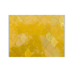 Détail du plateau en mosaïque marocaine zellige jaune avec frise bleue montrant reliefs et nuances artisanales