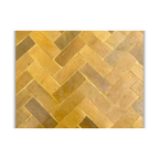 Détail rapproché des carreaux de zellige jaune posés à la main sur table extérieure en fer forgé style marocain artisanal