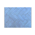 Détail du plateau en mosaïque marocaine zellige blanc artisanal montrant reliefs et variations naturelles