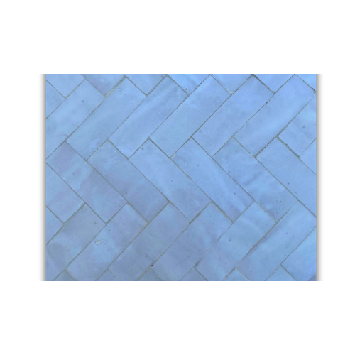 Détail du plateau en mosaïque marocaine zellige blanc artisanal montrant reliefs et variations naturelles