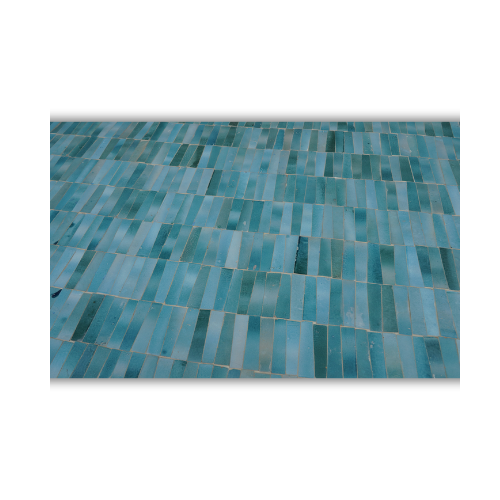 Détail du plateau en zellige marocain bleu ciel posé à la main