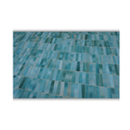 Détail du plateau en zellige marocain bleu ciel posé à la main