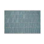 Détail du zellige marocain bleu ciel posé à la main sur plateau rectangulaire