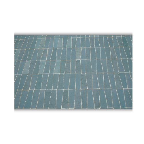 Détail du zellige marocain bleu ciel posé à la main sur plateau rectangulaire