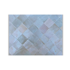 Détail du plateau en mosaïque marocaine zellige bordeaux et beige posé à la main sur table rectangulaire