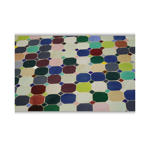 Détail du plateau en zellige marocain multicolore posé à la main