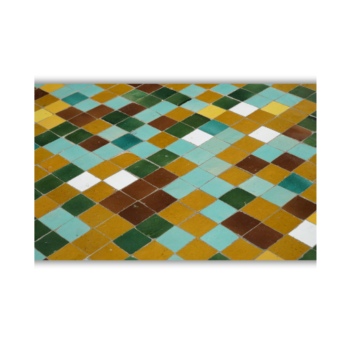 Détail du plateau en zellige marocain multicolore posé à la main