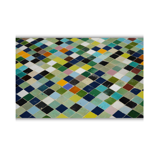 Détail du zellige marocain multicolore posé à la main en mosaique
