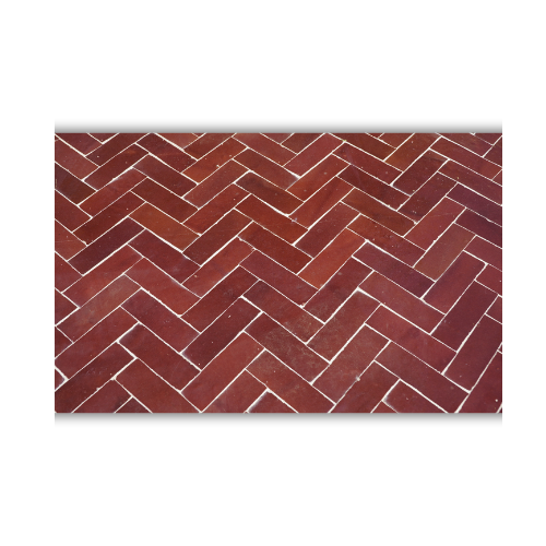 Détail du zellige marocain rouge bordeaux posé à la main sur plateau rectangulaire