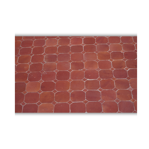 Détail du zellige marocain rouge posé à la main sur plateau rectangulaire