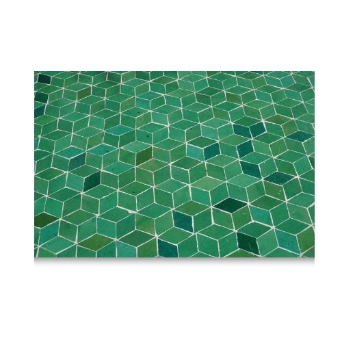 Détail du plateau en zellige marocain vert posé à la main