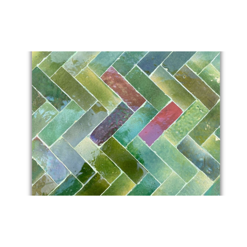 Détail du plateau en mosaïque marocaine zellige vert bleu brun posé à la main sur table rectangulaire