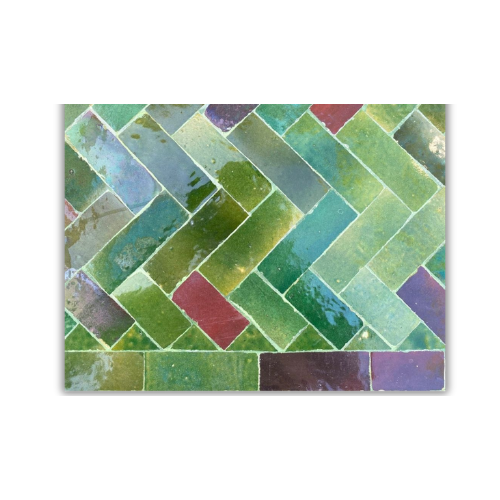 Détail du plateau en mosaïque marocaine zellige vert bleu brun posé à la main sur table rectangulaire