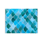 Détail du plateau en mosaïque marocaine zellige vert et bleu nuancé posé à la main sur table ovale