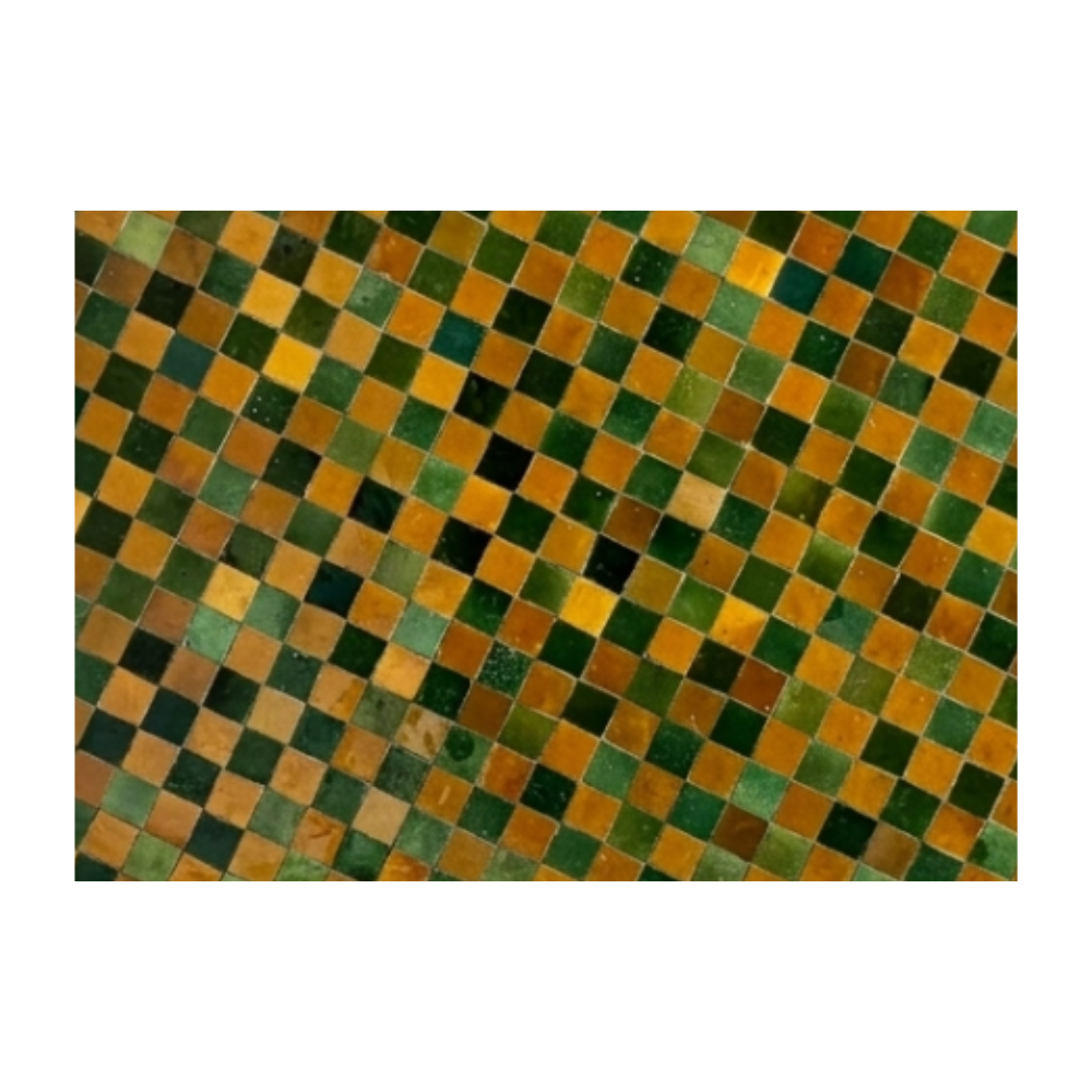 Détail des carreaux de zellige marocain vert jaune et noir posés à la main sur table ronde extérieure artisanale