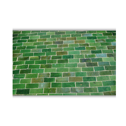 Détail du motif rectangulaire en zellige marocain vert posé à la main