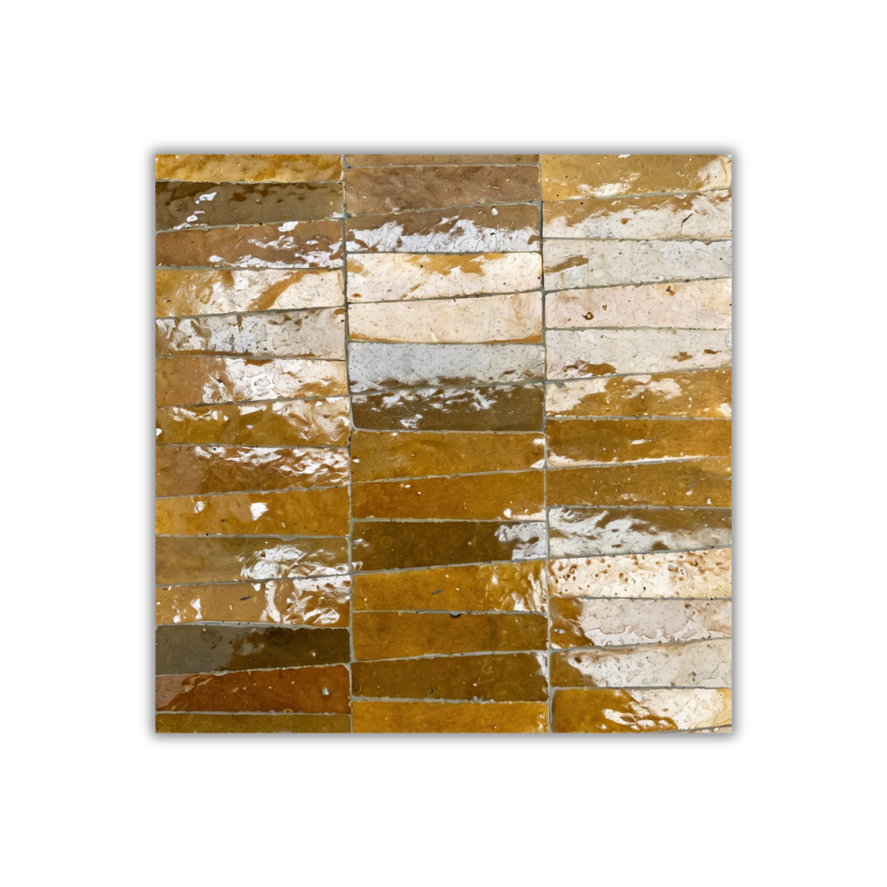 Détail du zellige marron artisanal avec cabochons blancs et variations naturelles de texture