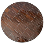 Détail de la mosaïque marocaine en zellige marron et du pied fixe en fer forgé noir