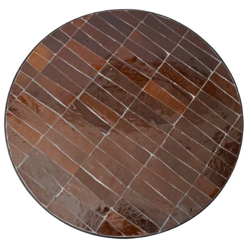 Détail de la mosaïque marocaine en zellige marron et du pied fixe en fer forgé noir