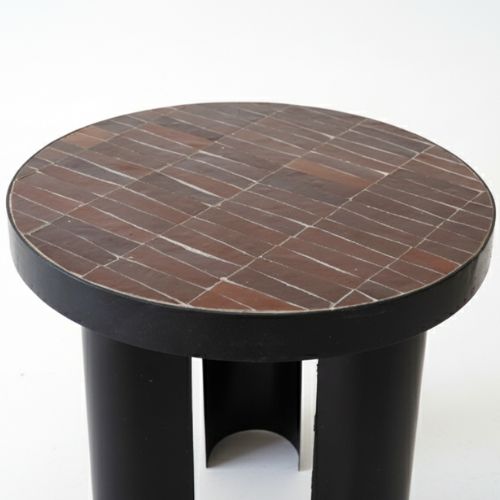 Détail de la mosaïque marocaine en zellige marron et du pied fixe en fer forgé noir