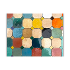 Détail de mosaïque en zellige multicolore artisanal avec textures et variations naturelles de teinte