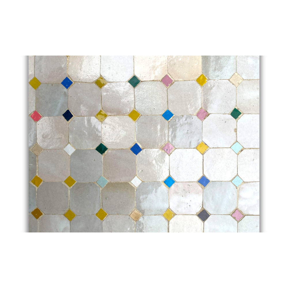 Détail de zellige multicolore artisanal avec mosaïque marocaine et variations naturelles de texture