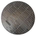 Détail du carrelage zellige noir marocain et du pied en fer forgé révélant la texture artisanale