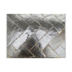 Détail de mosaïque en zellige noir artisanal avec texture émaillée et variations naturelles de teinte