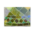 Détail du plateau en zellige marocain vert avec carreaux 5×5 cm et trou central pour parasol