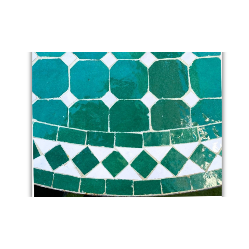 Détail du plateau en zellige marocain vert avec cabochons beige posé à la main