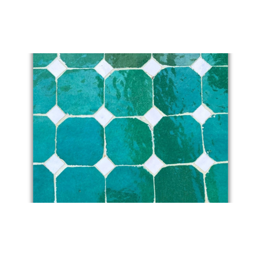 Détail du plateau en zellige marocain vert avec cabochons beige posé à la main