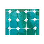 Détail du plateau en zellige marocain vert avec cabochons beige posé à la main