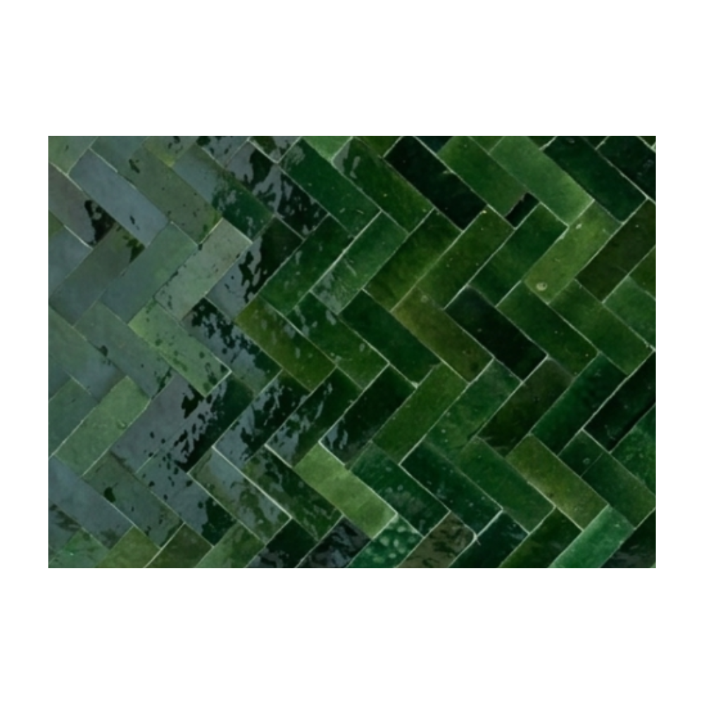 Détail des carreaux de zellige vert Tamegroute posés à la main sur table ronde extérieure avec texture artisanale visible