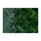 Détail des carreaux de zellige vert Tamegroute posés à la main sur table ronde extérieure avec texture artisanale visible