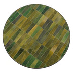 Détail de la mosaïque marocaine en zellige vert Tamegroute et du pied en fer forgé noir