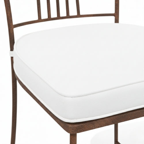 Detail du dossier moustache en fer forge artisanal avec finition rouille naturelle vernie