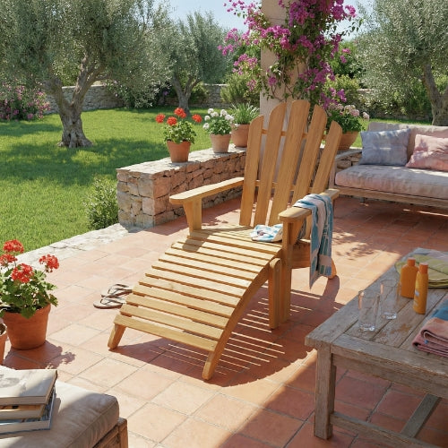 Fauteuil Adirondack en teck massif installé dans un espace extérieur terrasse jardin ou zone détente