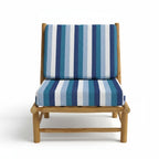 Fauteuil bas en eucalyptus avec coussins bleu et blanc positionnés sur l’assise large pour un confort stable et bien réparti