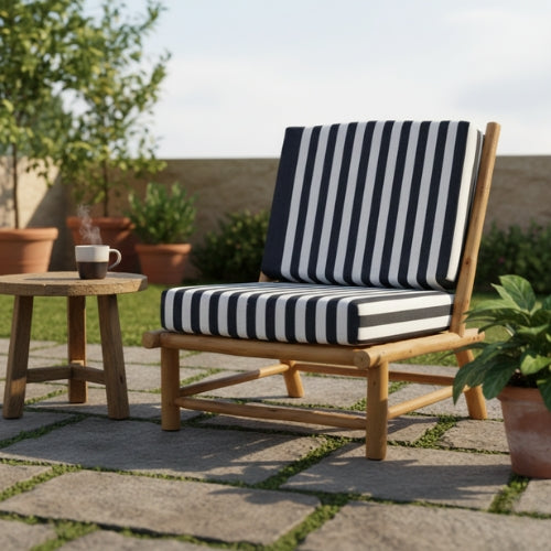 Finition du fauteuil bas en eucalyptus avec lasure protectrice soulignant la teinte du bois et la résistance aux intempéries