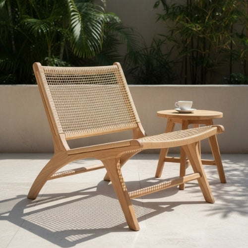 Fauteuil ethnique en teck massif installé dans un salon, sur une terrasse, dans un jardin ou au bord d'une piscine