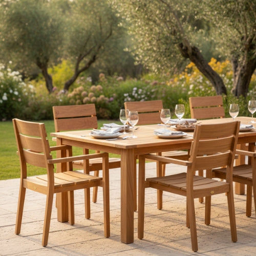 Fauteuil en teck massif installé autour d'une table de salle à manger, sur une terrasse ou dans un jardin