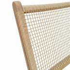 Détail des finitions artisanales du fauteuil en teck massif