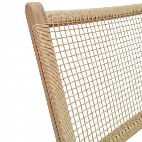 Détail des finitions artisanales du fauteuil en teck massif