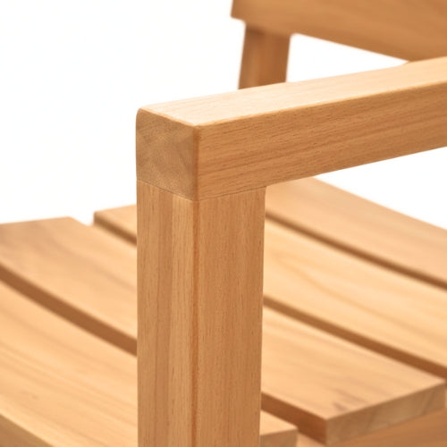 Finitions artisanales du fauteuil en teck massif avec accoudoirs