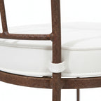 Detail finition rouille fer forge protegee par vernis rustol sur chaise artisanale