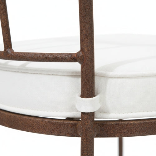 Detail finition rouille fer forge protegee par vernis rustol sur chaise artisanale