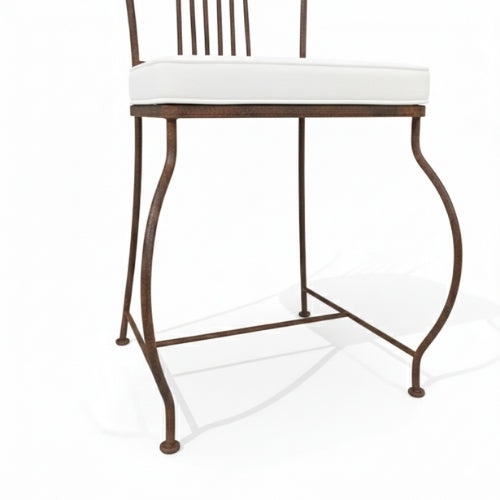 Detail finition rouille fer forge protegee par vernis rustol sur chaise artisanale