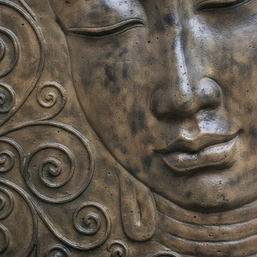 Fontaine murale Bouddha grand format en GRC intégrée dans un jardin paysager comme élément architectural central