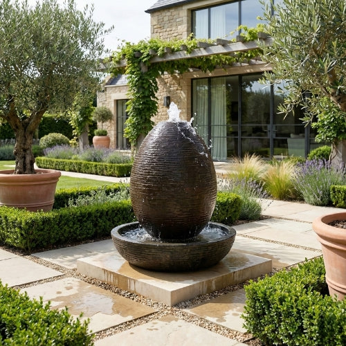 Fontaine de jardin en résine ciment fibre de verre forme œuf décorative posée sur sol extérieur stable