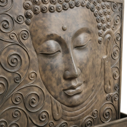 Vue de face de la fontaine murale extérieure Bouddha en GRC au format carré avec proportions monumentales